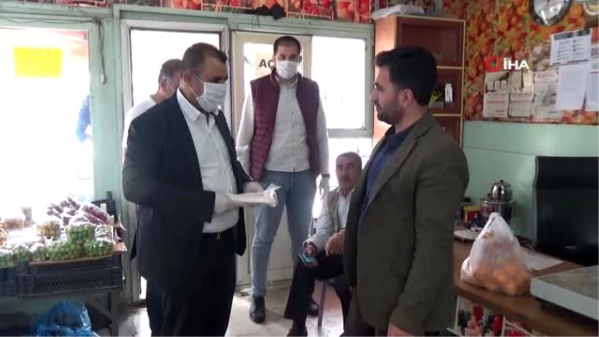 Silopi\'de vatandaşlara ücretsiz maske dağıtıldı