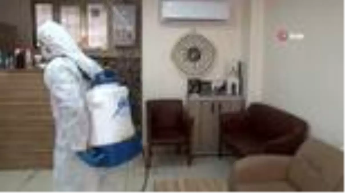 Sultangazi\'de berberler dezenfekte ediliyor