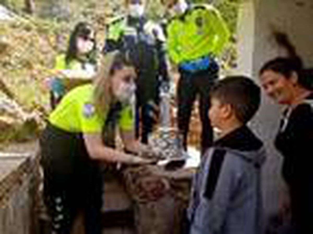 Yiğit\'e çok sevdiği polislerden doğum günü sürprizi
