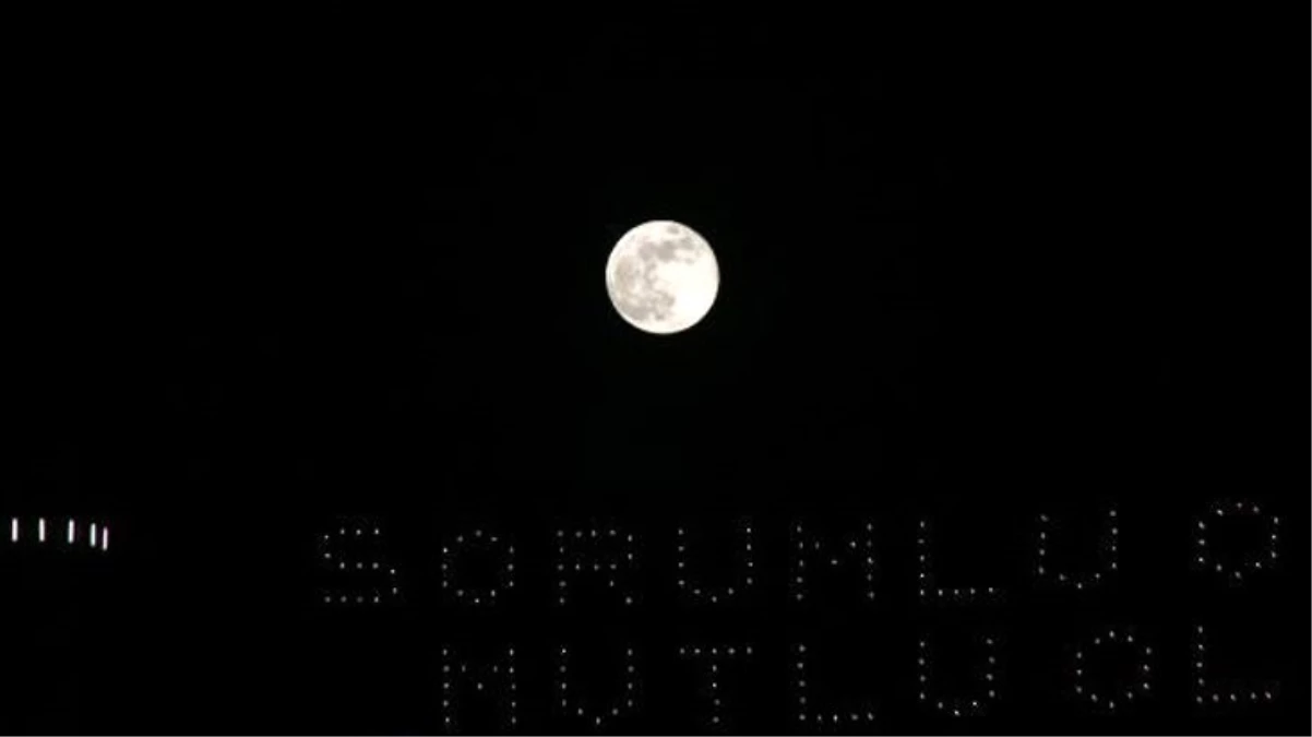 İstanbul\'da yılın son Süper Ay\'ı görüldü! Kartpostallık görüntüler ortaya çıktı
