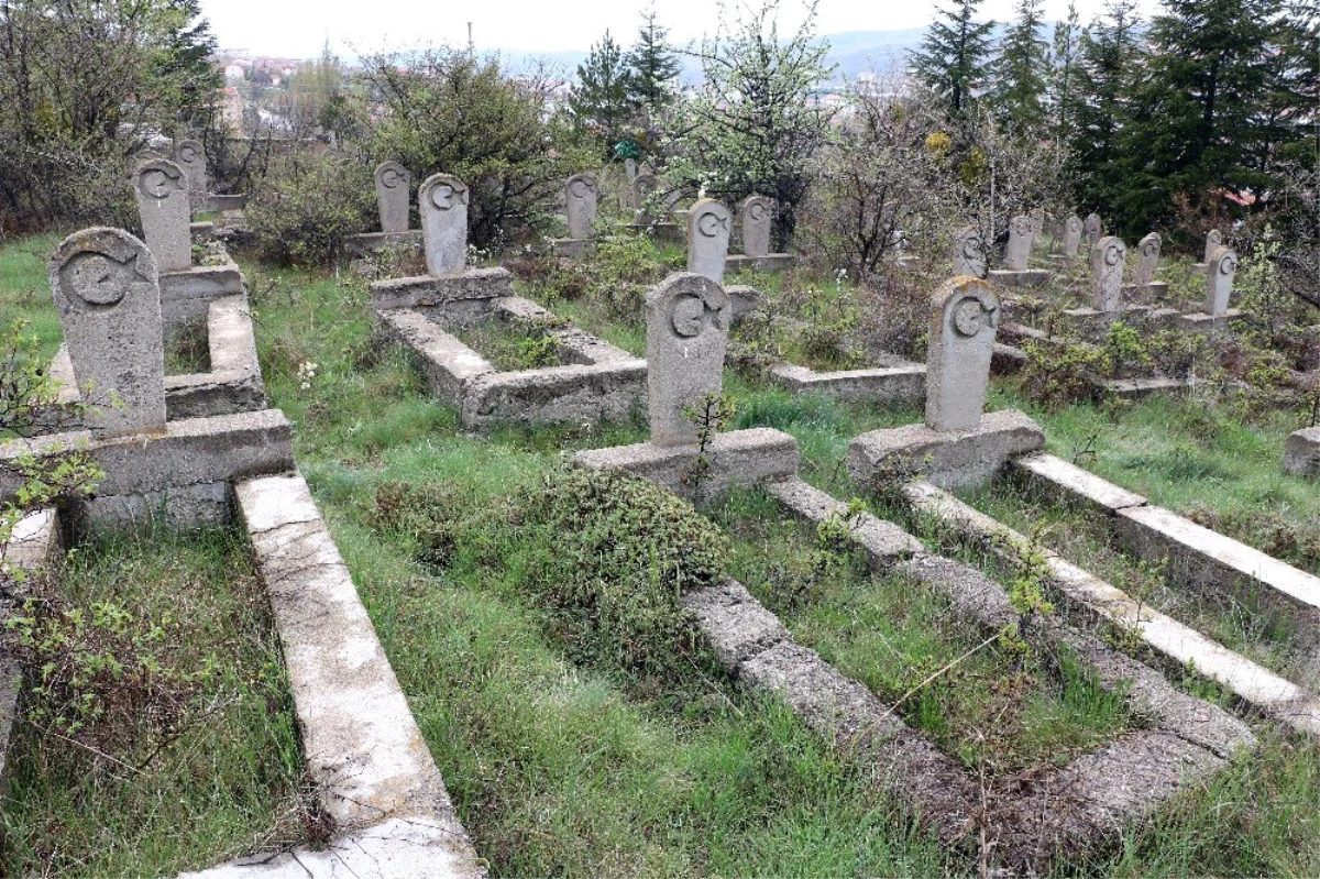 Yozgat\'ta ay yıldız işli, isimsiz taş mezarlar gizemini koruyor