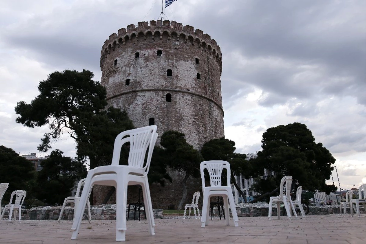Yunanistan\'da restoran ve kafe sahiplerinden "boş sandalyeli" protesto