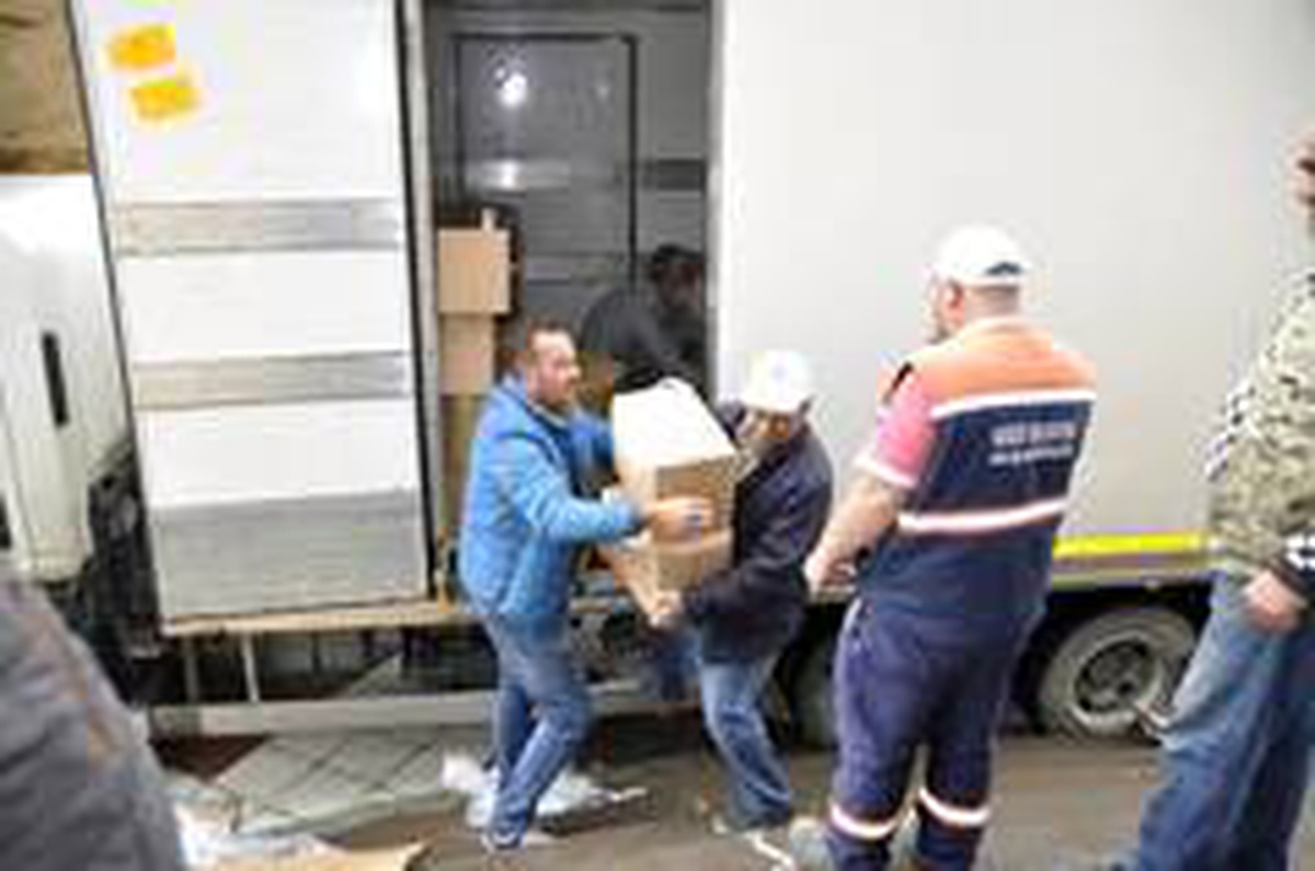 500 koli yardımı kimi maskeli, kimi maskesizler taşındı