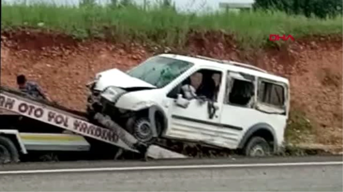 Adıyaman Kahta\'da hafif ticari araç devrildi 4 yaralı