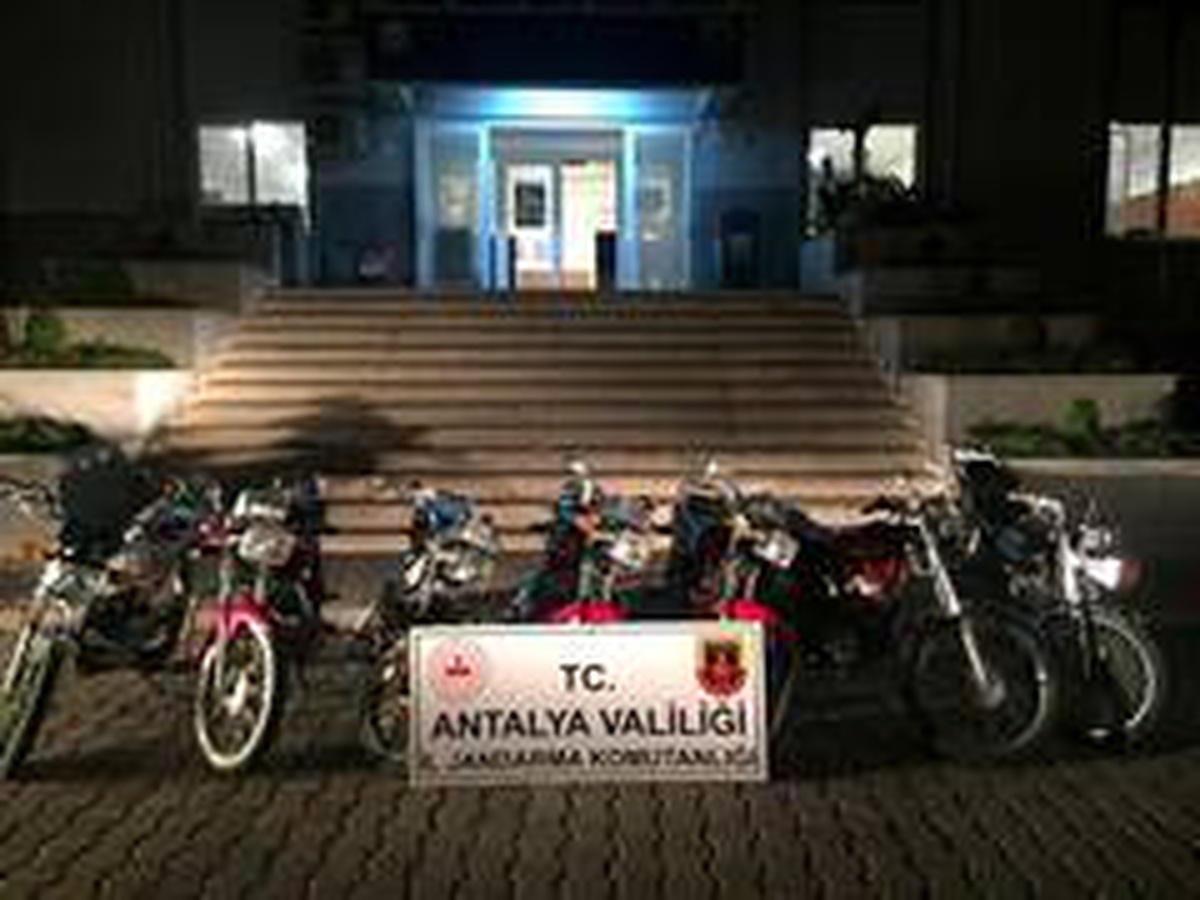 Alanya\'da motosiklet hırsızları jandarmadan kaçamadı