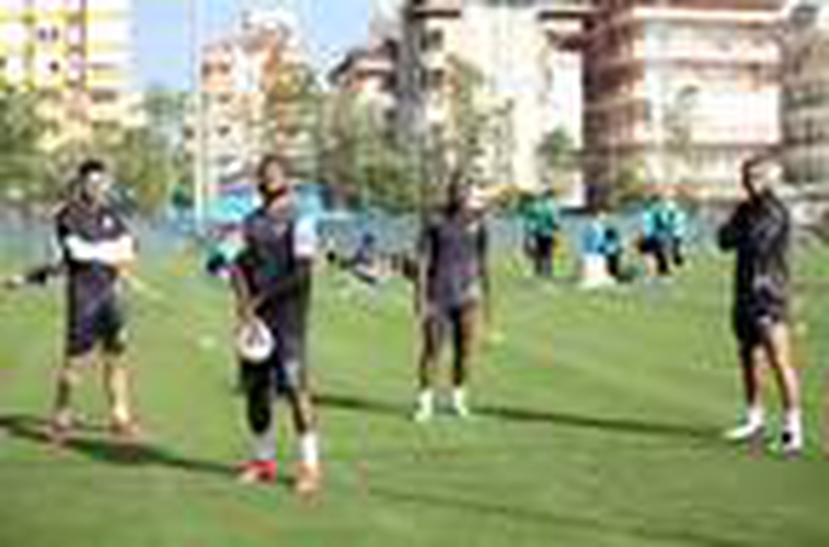 Alanyasporlu futbolculardan sosyal mesafeli poz