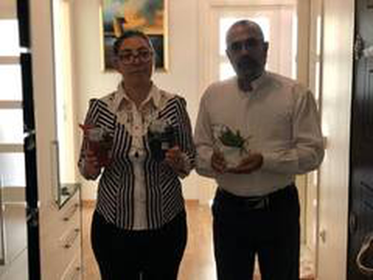 Annelere ilk hediye Mersin Büyükşehir Belediyesi\'nden