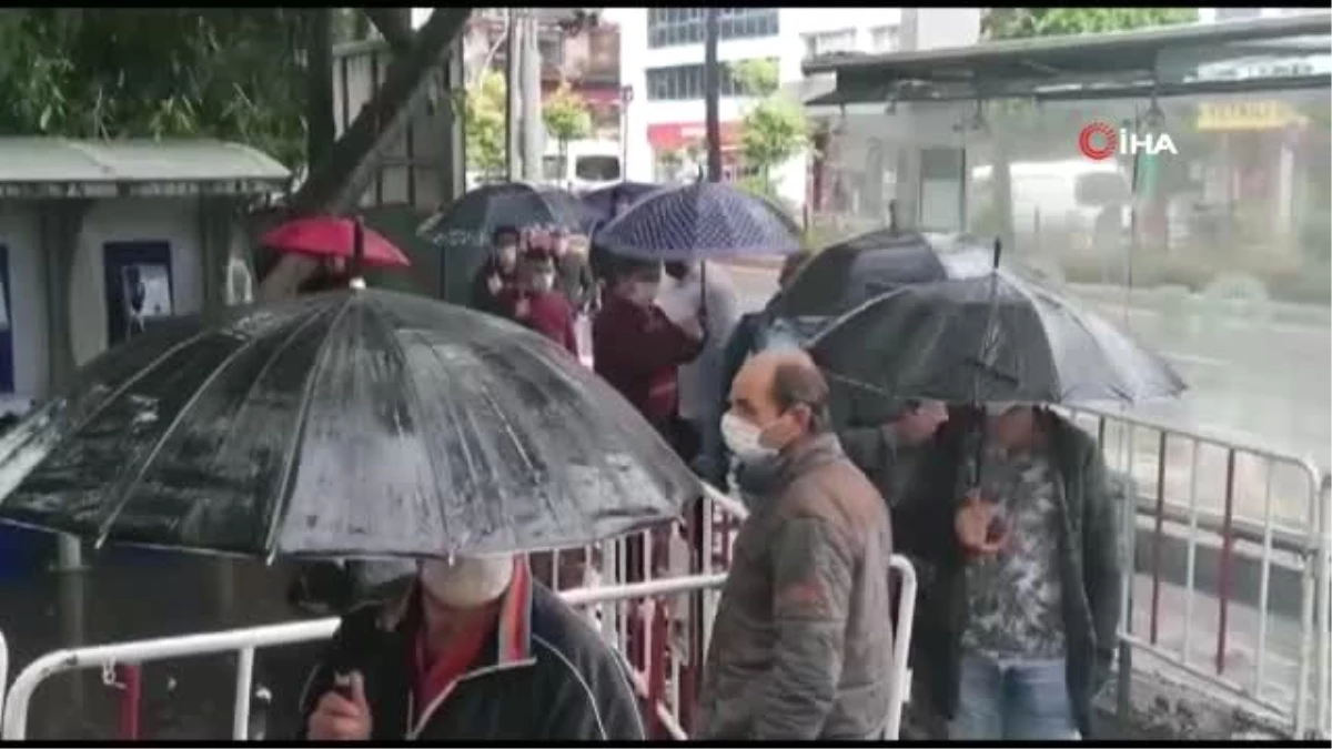 Antalya\'da PTT önünde yağmur altında maaş kuyruğu