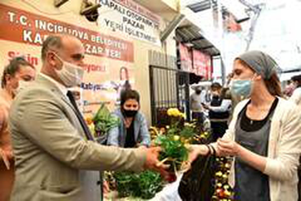 Başkan Kaya\'dan annelere çiçek