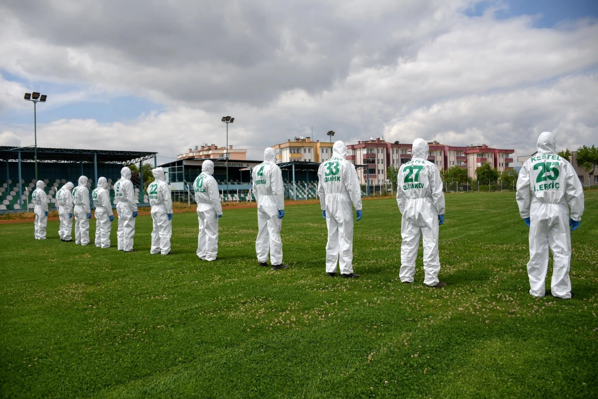 Bursaspor\'un şampiyon kadrosunun isimleriyle dezenfekte çalışması yapan personele forma hediye edildi