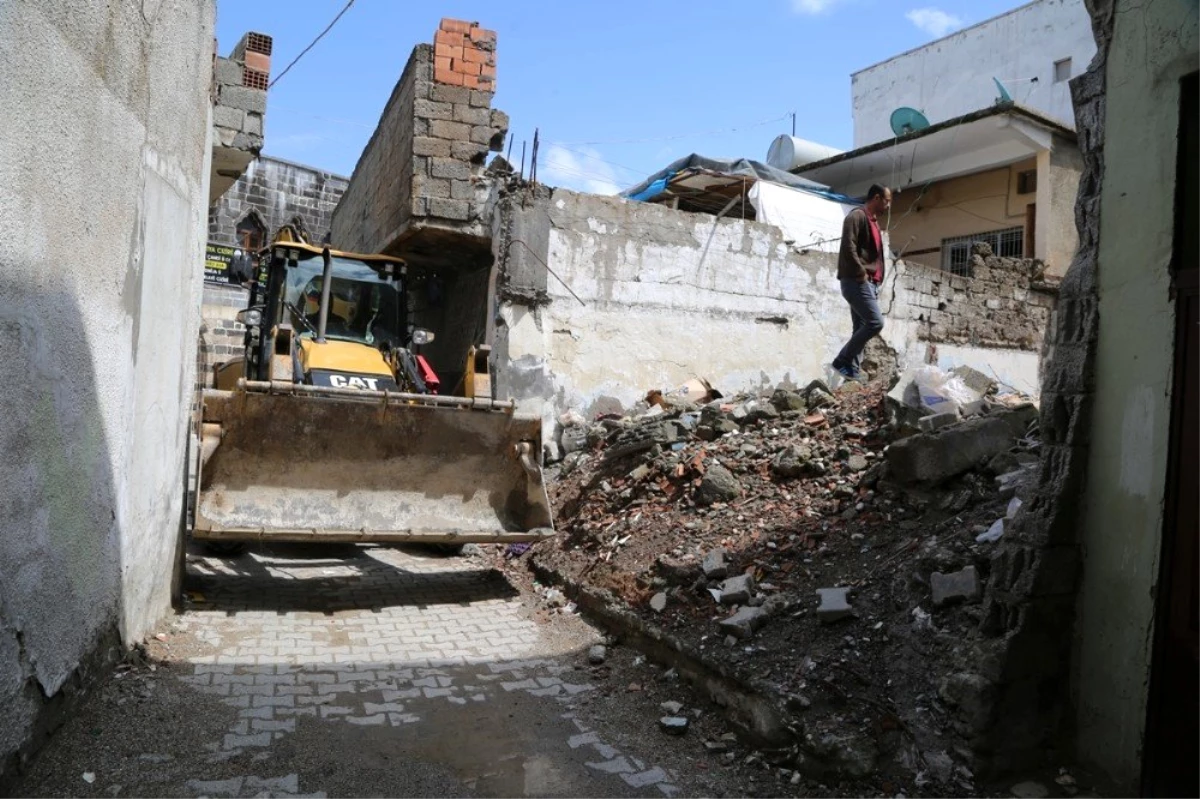 Cizre Belediyesi yıkılan metruk binaların molozlarını kaldırıyor