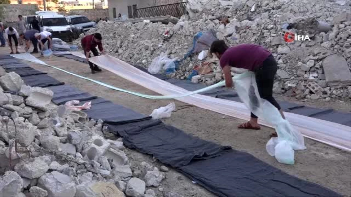 Halep\'te siviller enkaz yığınları arasında iftar yaptı