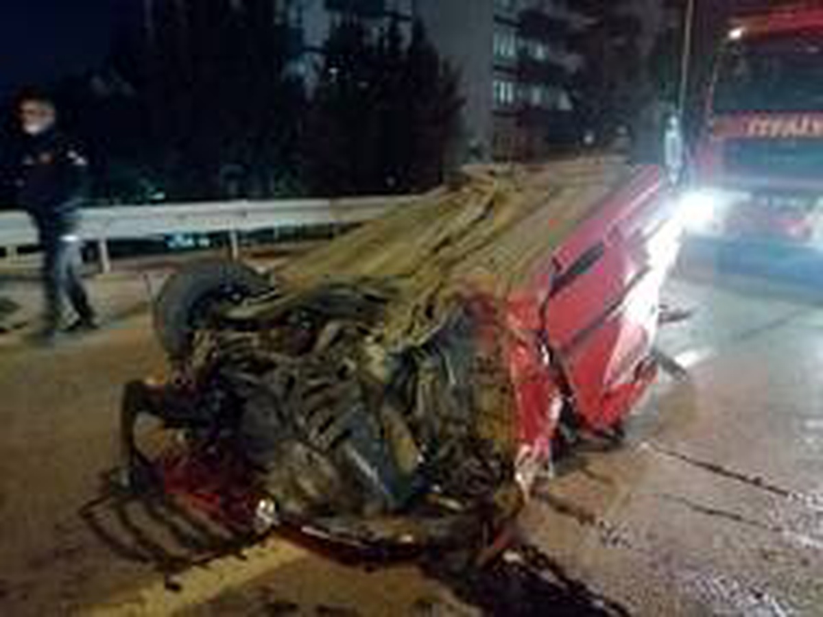 Karşı şeride geçen otomobil 2 araca çarptı: 1\'i ağır 3 yaralı