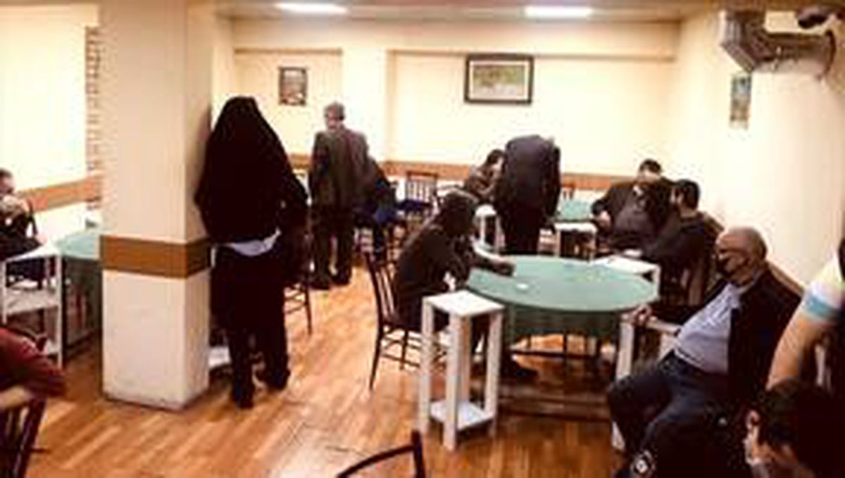 Konya\'da, Kovid-19 tedbirlerine uymayan iki kahvehanedeki 39 kişiye işlem yapıldı