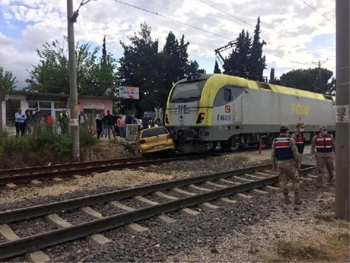 Manevra yapan lokomotifin çarptığı otomobildeki anne ve oğlu yaralandı