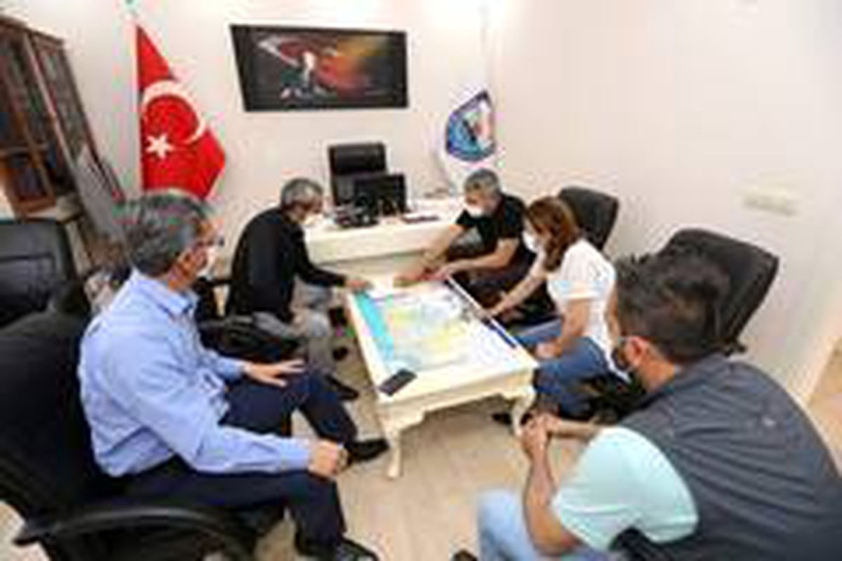 Mezitli\'de berber ve kuaförler dezenfekte ediliyor