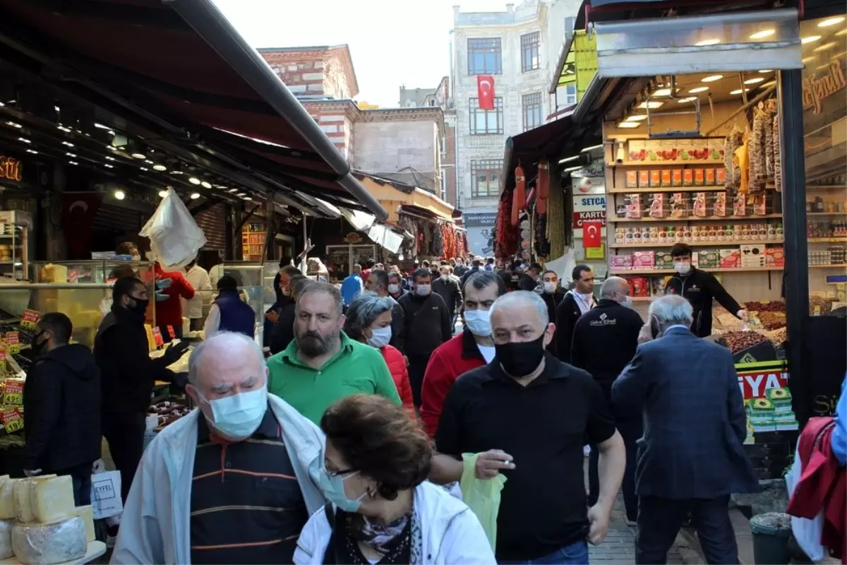 Sokağa çıkma kısıtlaması öncesi Eminönü Meydan\'da insan yoğunluğu