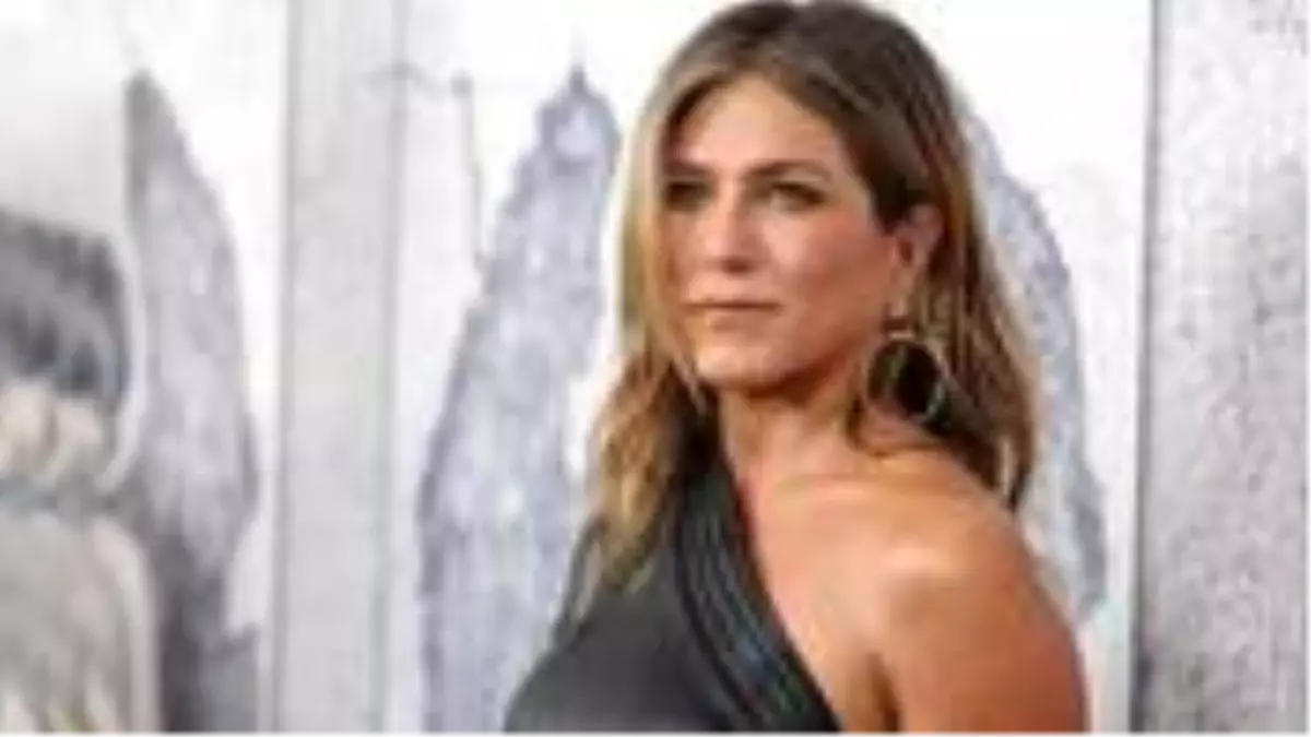 Ünlü oyuncu Jennifer Aniston, orta parmak işareti yaparak koronavirüse tepki gösterdi