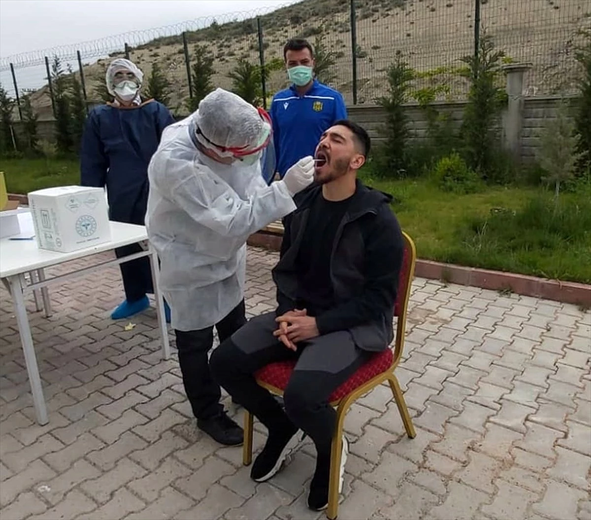 Yeni Malatyaspor\'da teknik ekip ve futbolculara koronavirüs testi yapıldı