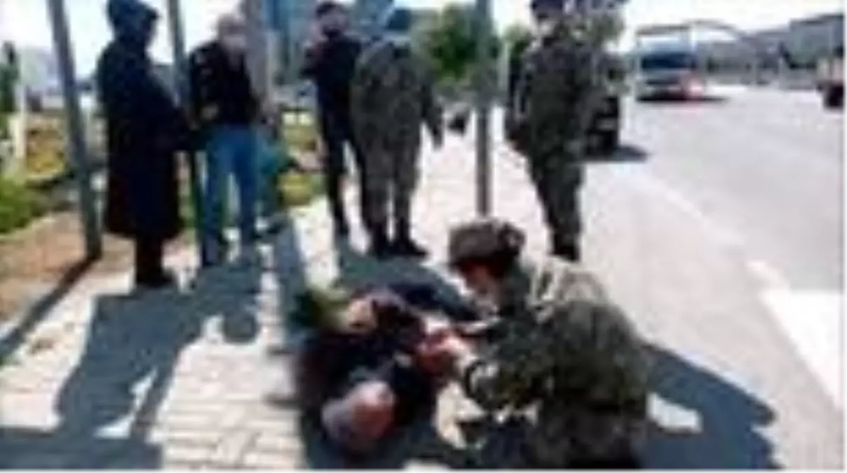 Bir anda yere yığılıp kalan yaşlı adamın yardımına yoldan geçen astsubay koştu