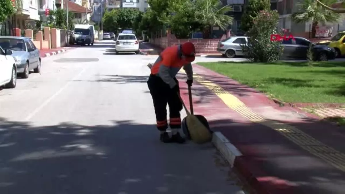 ANTALYA Süpürgesiyle dans ederek temizliğe renk kattı