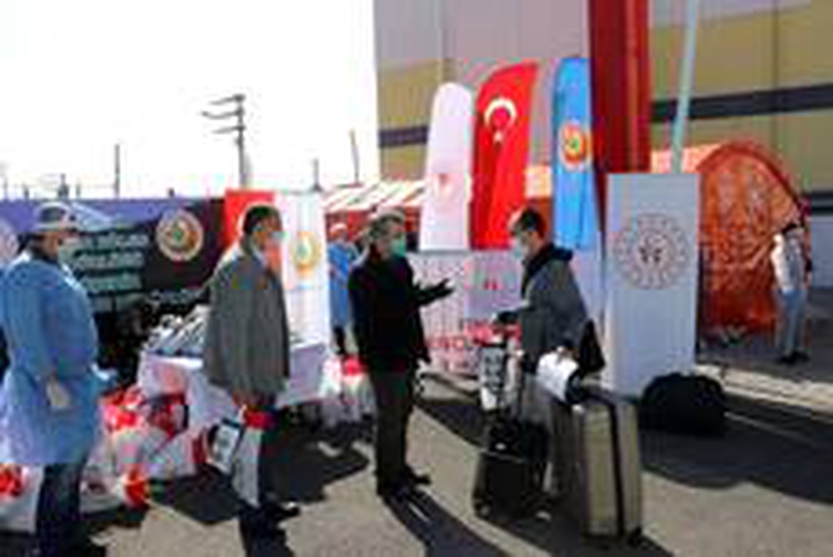 Covid-19 tahliyelerinde fidan hediye edildi