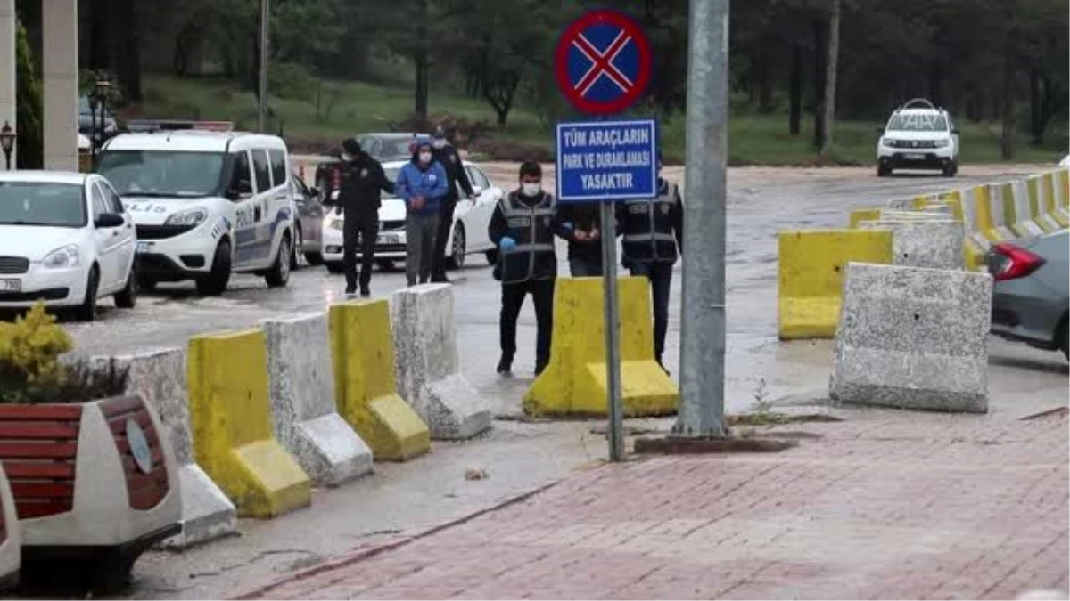 Depremde hasar gören binadan hırsızlık yapan iki kişi yakalandı