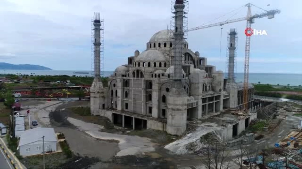 Doğu Karadeniz\'in en büyük cami ve külliyesinin yapımı sürüyor