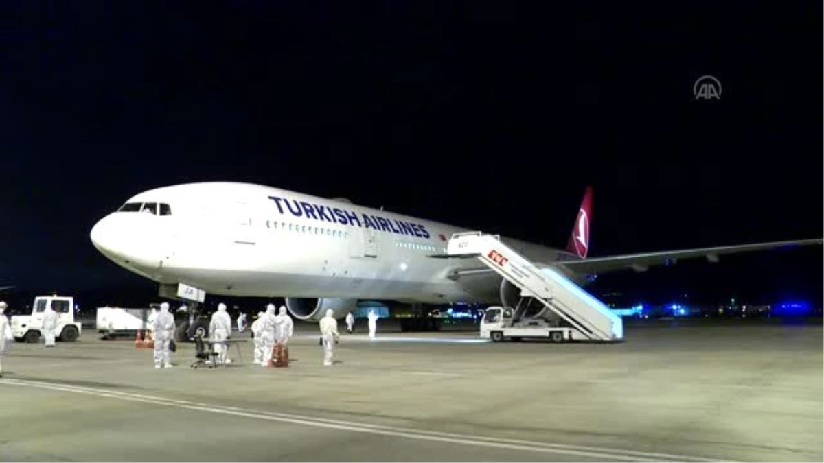 Hollanda\'daki 302 Türk vatandaşı, THY uçağıyla Ankara\'ya getirildi