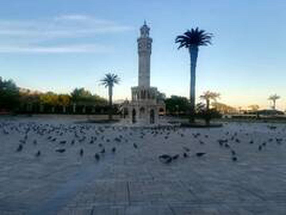 İzmir\'de cadde ve meydanlar boş kaldı