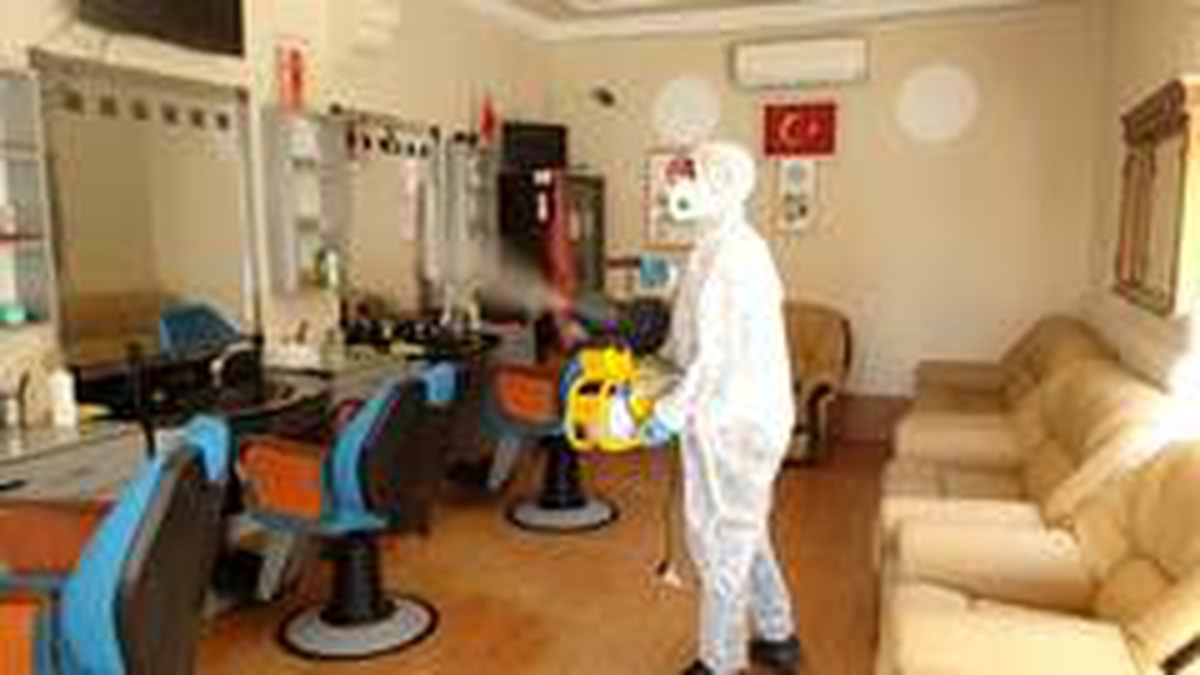 Kaynaşlı\'da kuaför salonları ve berberler dezenfekte edildi