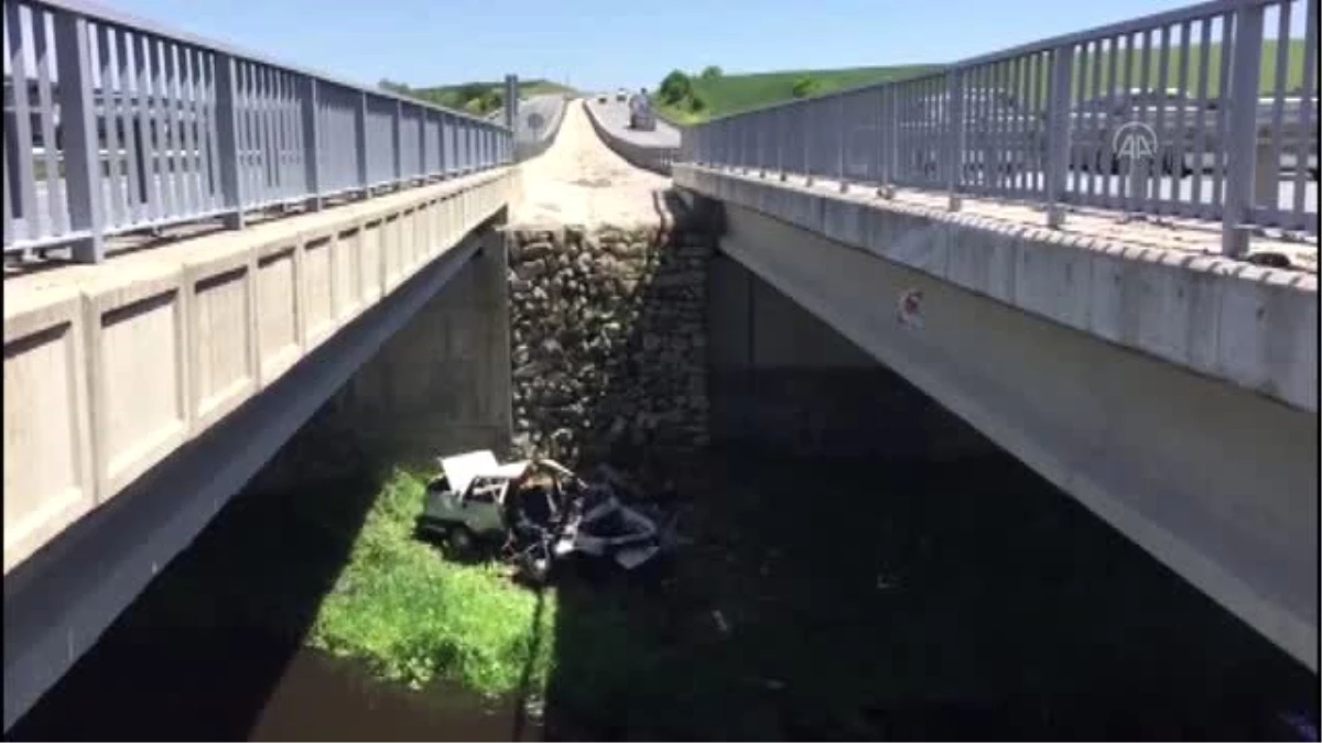 Köprüden düşen otomobilin sürücüsü yaralandı