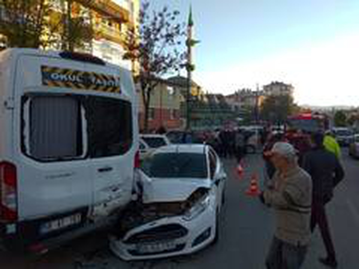 Otomobil park halindeki araca çarptı: 3 yaralı
