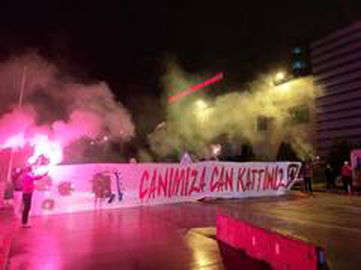 Taraftarlardan sağlıkçılara büyük destek: "Canımıza kan kattınız"