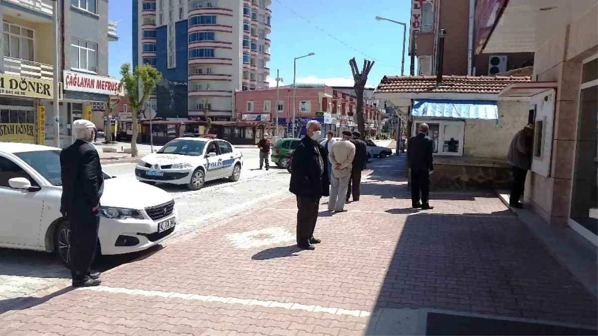 65 yaş ve üzeri vatandaşlar sokağa çıkma yasağının kaldırılmasıyla maaşlarını kendileri çekti