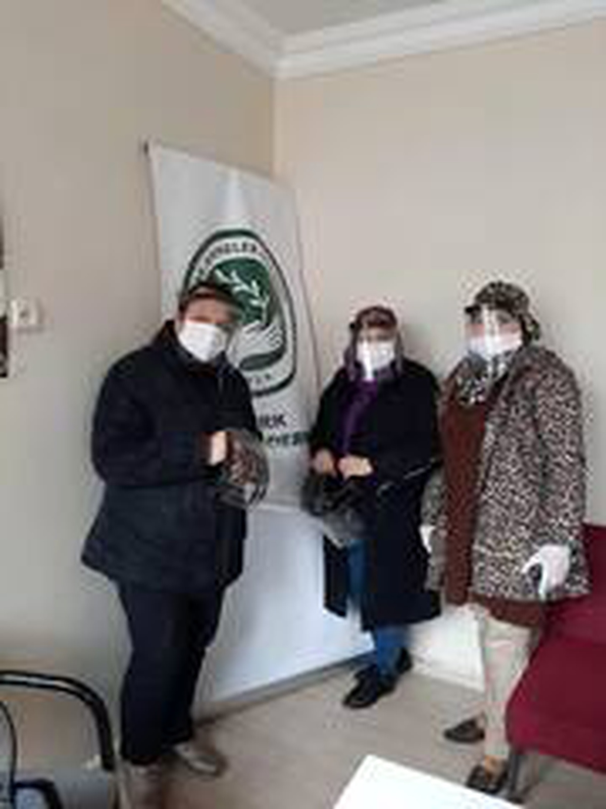 Anneler Günü\'nde annelere maske dağıttılar