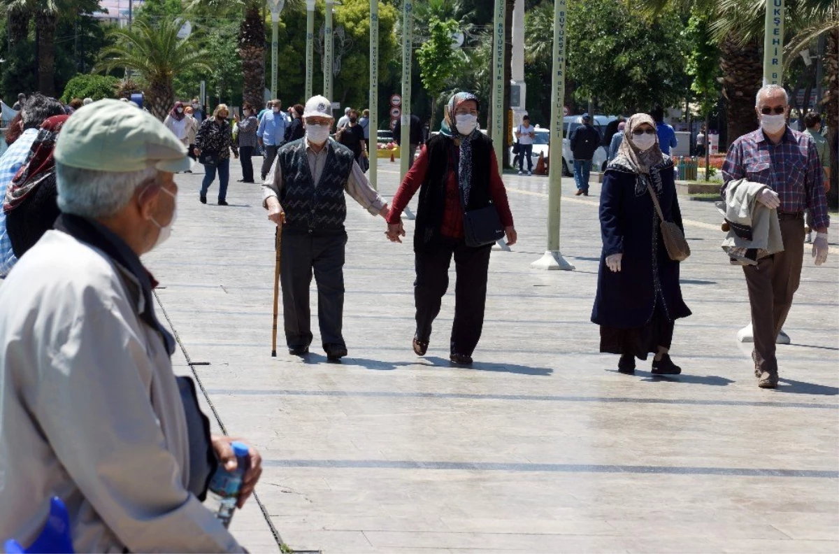 Aydın\'da 65 yaş üstü vatandaşlar sıcak havanın keyfini çıkardı