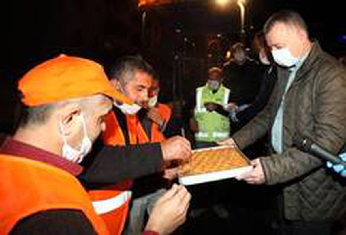 Başkan Büyükakın\'dan mesaideki çalışanlara baklava ikramı
