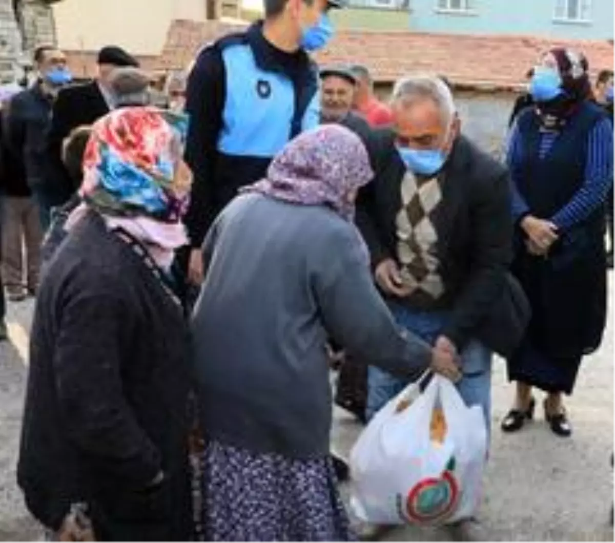 Başkan Sarı, köylülere Ramazan kolisi dağıttı