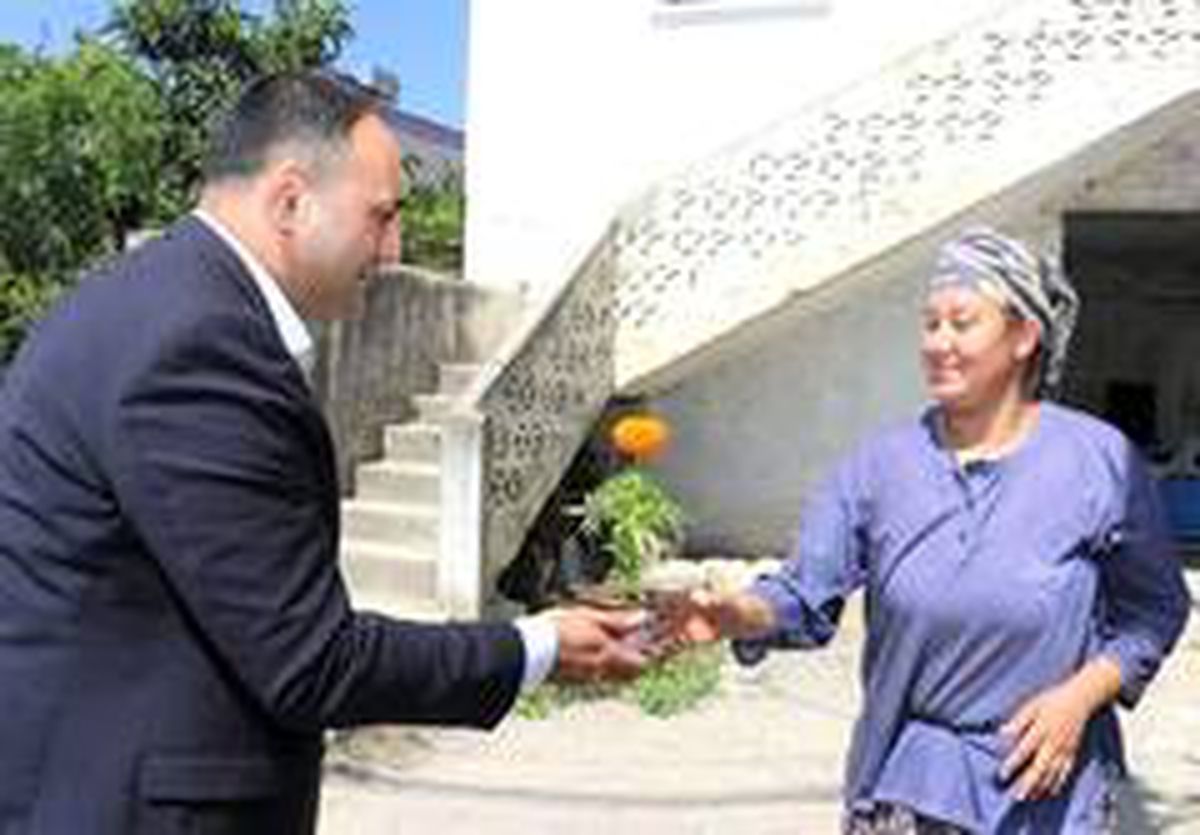 Başkan Yılmaz\'dan her anneye çiçek
