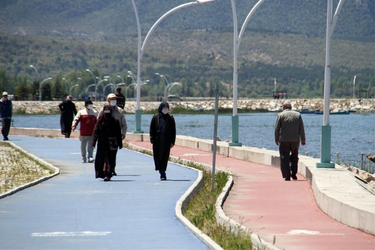 Beyşehir\'de 65 yaş üstü vatandaşlar göl kenarına akın etti