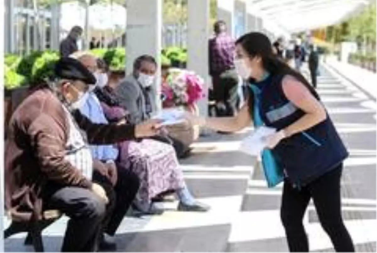 Büyükşehir 65 yaş üstü vatandaşlara maske dağıttı