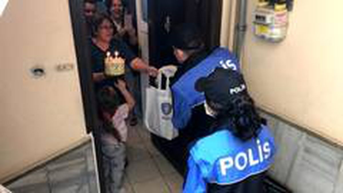 Emekli polis müdürünün annesine \'Anneler Günü\' ziyareti