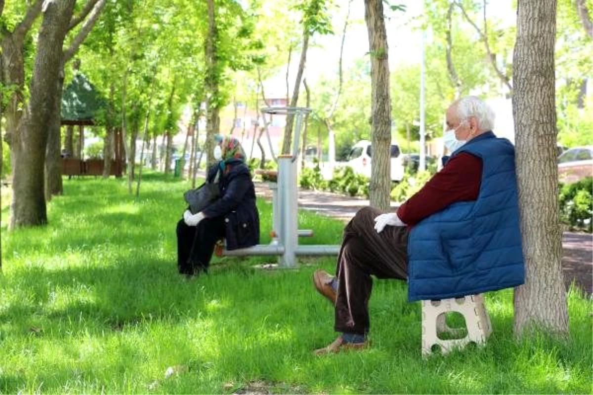 Isparta\'da 65 yaş ve üzeri kişiler, parklara akın etti