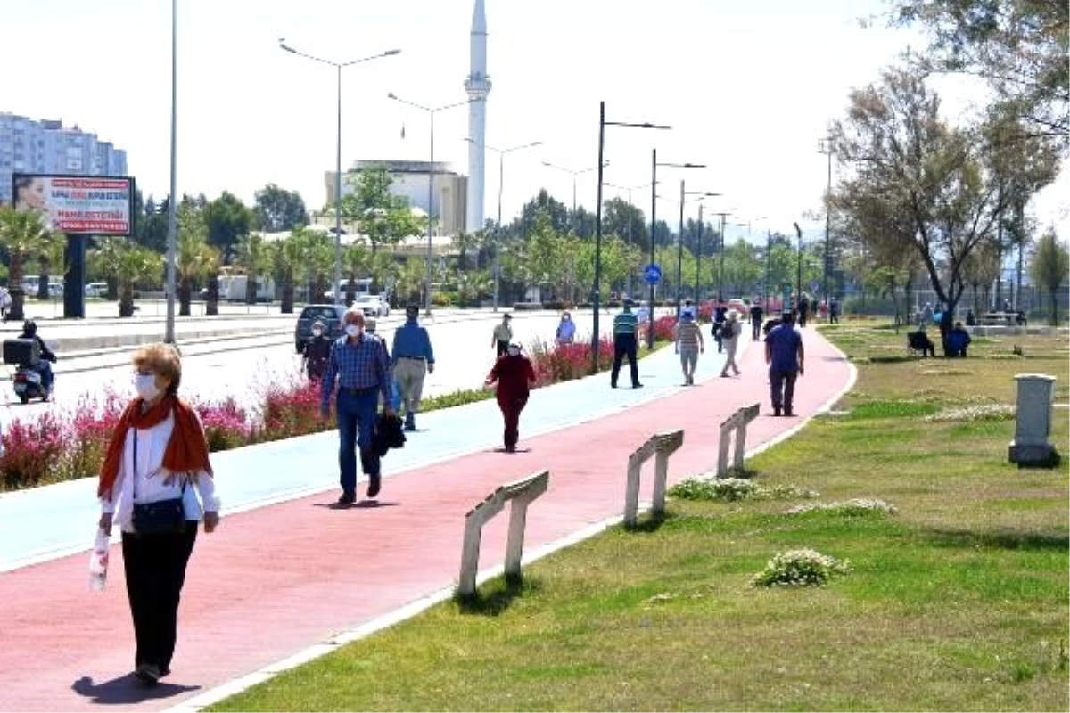 İzmir\'de sahil kenarları, 65 yaş ve üzeri kişilerle doldu