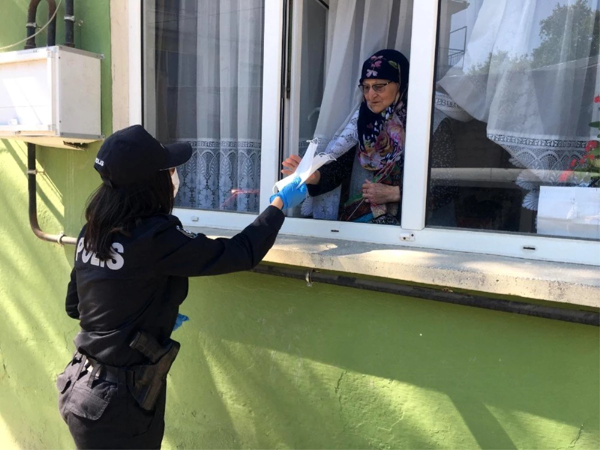 Kepsut\'ta polisler Annelerin gününü evlerinde kutladı