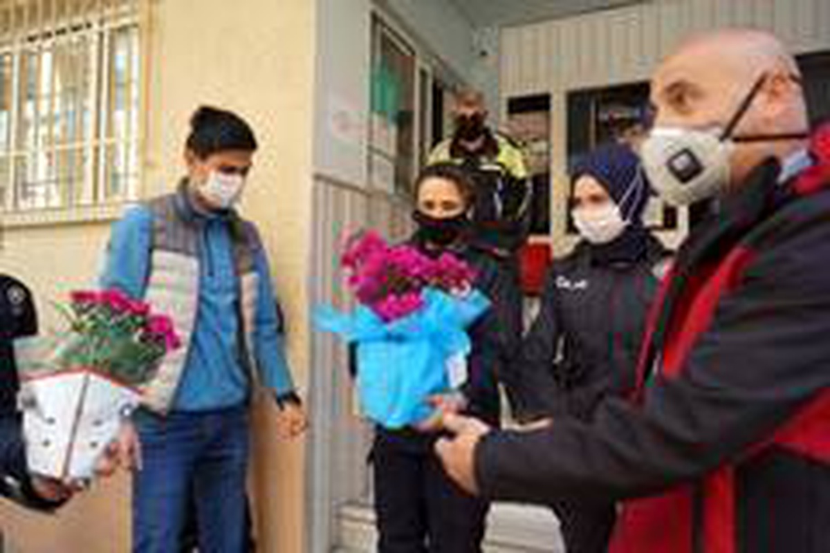 Orhangazi Emniyetinde müdür ve polis annelere sürpriz
