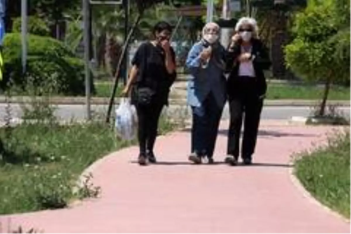 (Özel) Mersin\'de yaşlılar sahile ve parklara akın etti