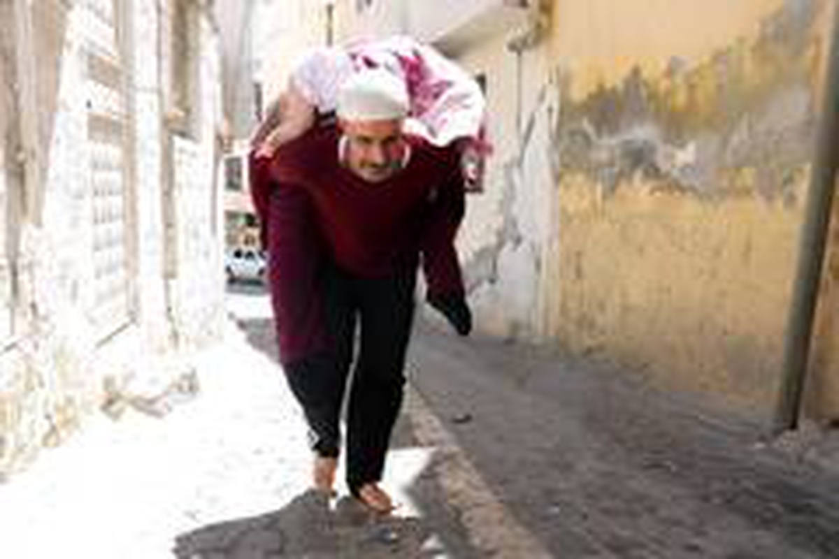 (Özel) Yatalak annesini sırtında gezdirdi