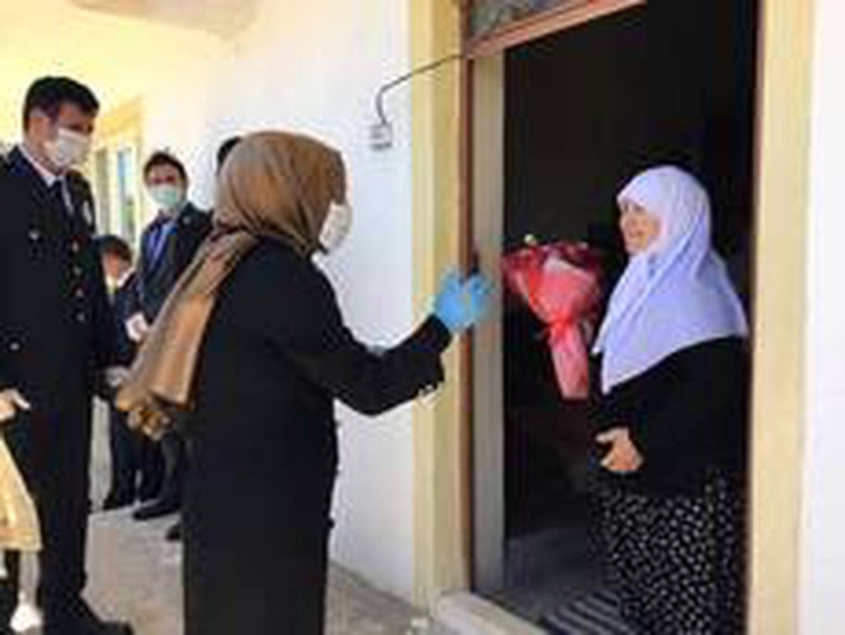 Seyitgazi Kaymakamı Baytak, şehit annelerini evlerinde ziyaret etti